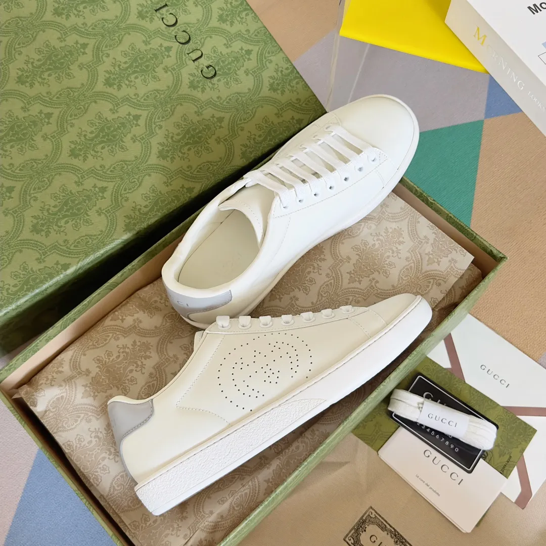 👟👟Ex-factory price 540👟👟 Men's size +10 Top version: Gucci G family classic Ace series Embroidery Little Bee White Shoes Couple Style Ribbon Love Casual Sports Shoes Sneakers Original Purchase Development Production This brand's classic low-top sports shoes interweave golden embroidered bees with red and green webbing. The bee is a classic element of the brand. It appeared in the Gucci ready-to-wear series in the 1970s. Exquisite packaging at the delivery counter🛍📦 ▪️Fabrics: Original custom imported first-layer cowhide ▪️Foots: Original custom cowhide lining ▪️Sole: Original open-molded rubber non-slip material ▪️Sole thickness: 2.5CM ▪️Size: Women's 34-41 (customized 34/41) ▪️Size: Men's 38-46 (38/46 customized)